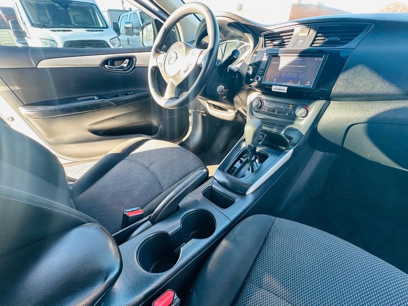 Nissan Sentra Vehicle Full-screen Gallery Image 15