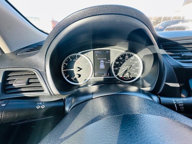 Nissan Sentra Vehicle Full-screen Gallery Image 19