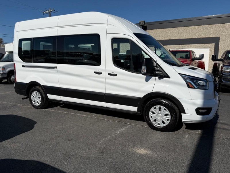 Ford Transit Passenger Wagon Vehicle Full-screen Gallery Image 09