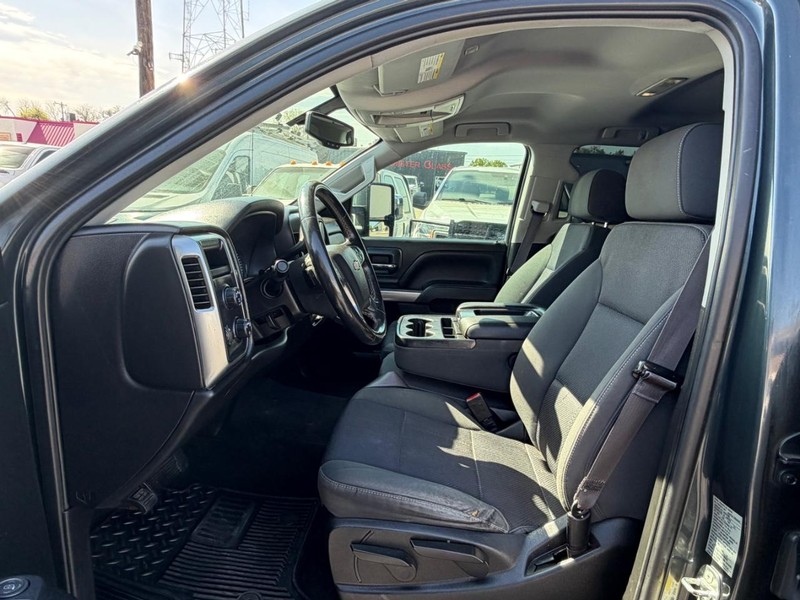 Chevrolet Silverado 1500 Vehicle Full-screen Gallery Image 13