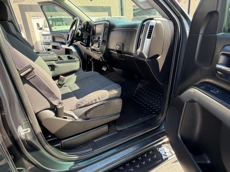 Chevrolet Silverado 1500 Vehicle Full-screen Gallery Image 18