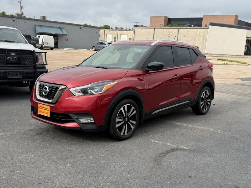 Nissan Kicks Vehicle Full-screen Gallery Image 01