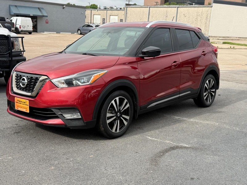 Nissan Kicks Vehicle Full-screen Gallery Image 02