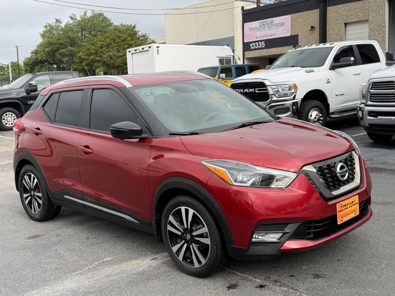 Nissan Kicks Vehicle Full-screen Gallery Image 05