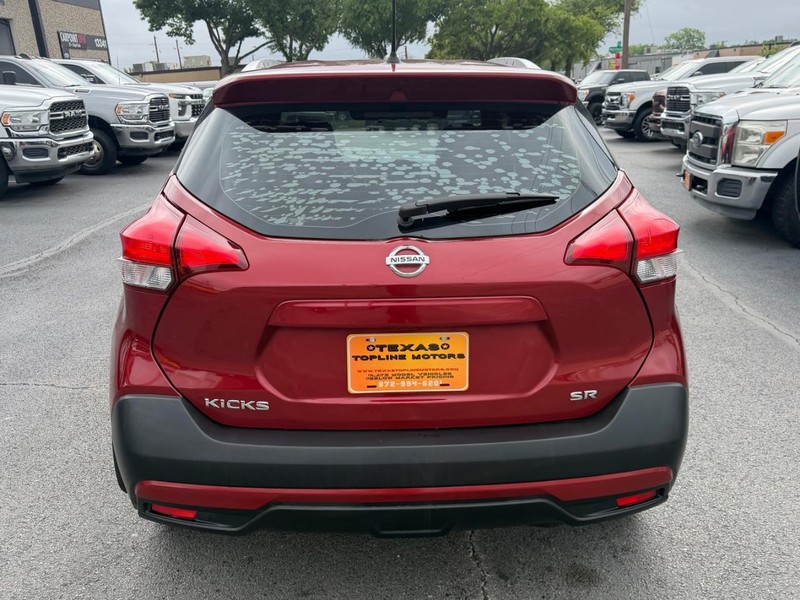 Nissan Kicks Vehicle Full-screen Gallery Image 08