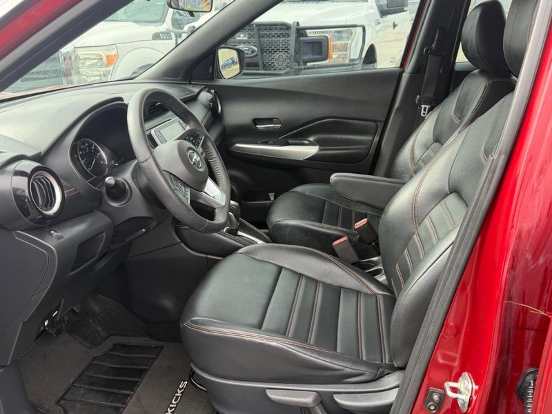 Nissan Kicks Vehicle Full-screen Gallery Image 10
