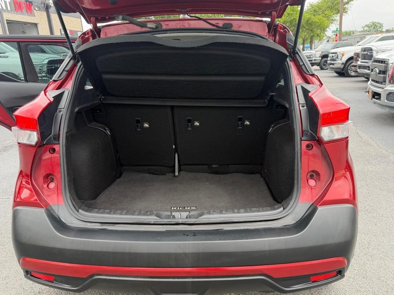 Nissan Kicks Vehicle Full-screen Gallery Image 15