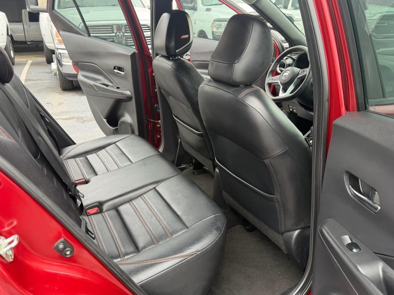 Nissan Kicks Vehicle Full-screen Gallery Image 16