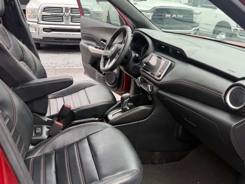 Nissan Kicks Vehicle Full-screen Gallery Image 18