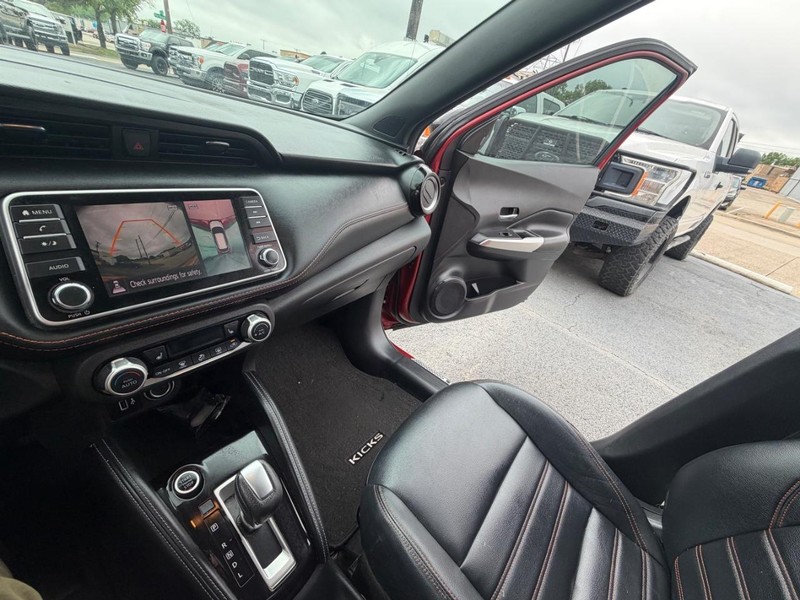 Nissan Kicks Vehicle Full-screen Gallery Image 25