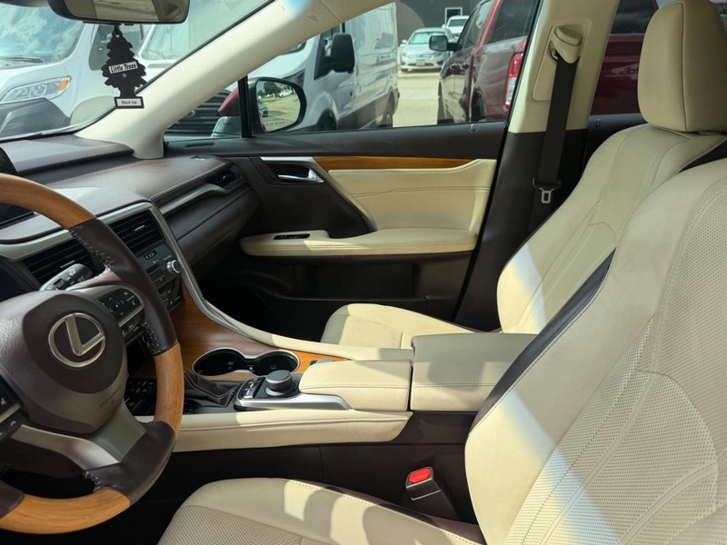 Lexus RX Vehicle Full-screen Gallery Image 11