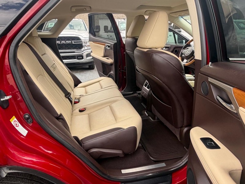 Lexus RX Vehicle Full-screen Gallery Image 14