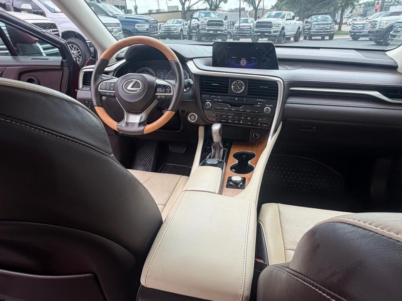 Lexus RX Vehicle Full-screen Gallery Image 15