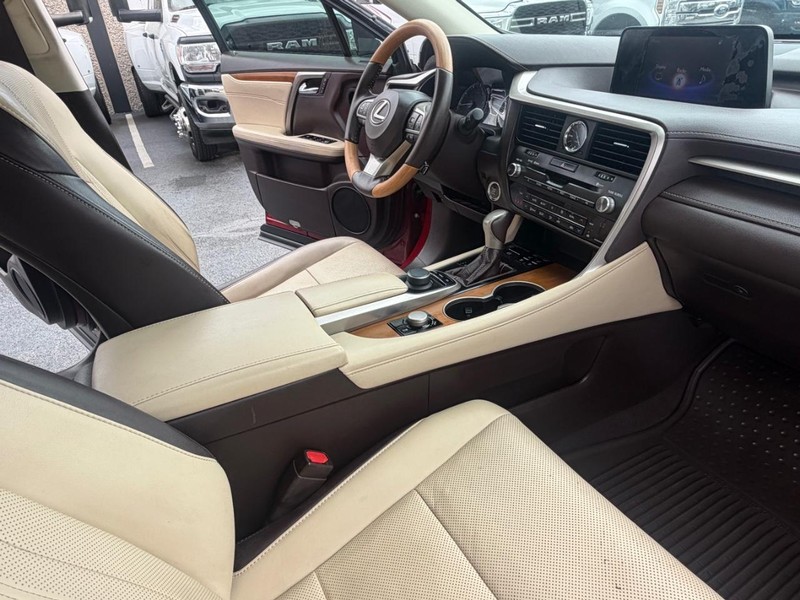 Lexus RX Vehicle Full-screen Gallery Image 17