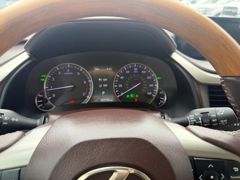 Lexus RX Vehicle Full-screen Gallery Image 18