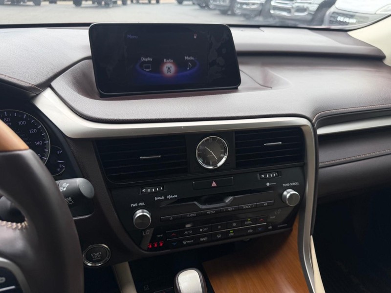 Lexus RX Vehicle Full-screen Gallery Image 19
