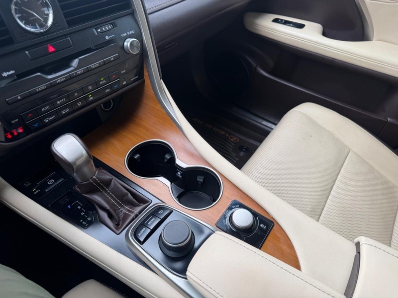 Lexus RX Vehicle Full-screen Gallery Image 20