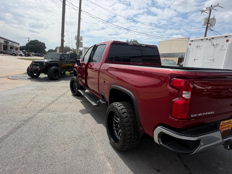 Chevrolet Silverado 2500HD Vehicle Full-screen Gallery Image 18