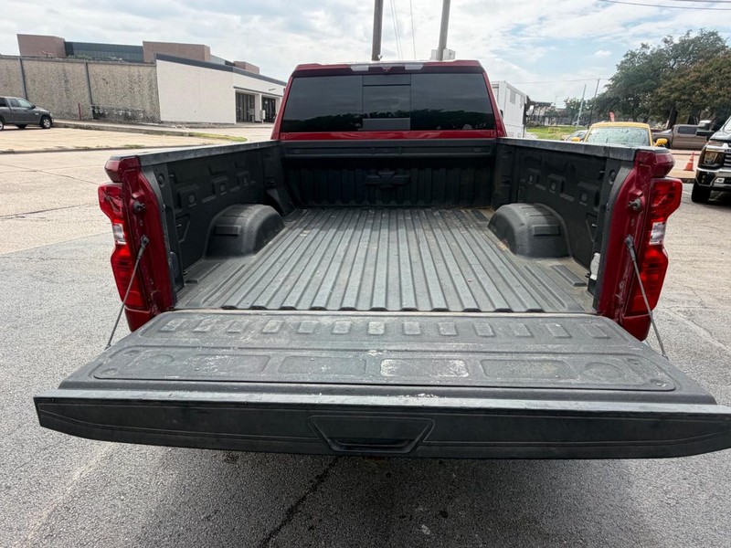 Chevrolet Silverado 2500HD Vehicle Full-screen Gallery Image 21