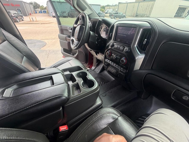 Chevrolet Silverado 2500HD Vehicle Full-screen Gallery Image 32