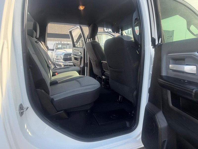 Ram 2500 Vehicle Full-screen Gallery Image 14