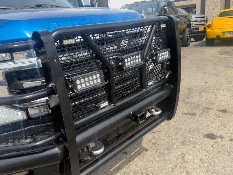 Ford Super Duty F-250 SRW Vehicle Full-screen Gallery Image 16