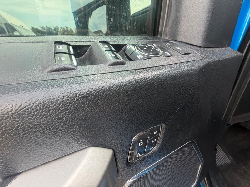 Ford Super Duty F-250 SRW Vehicle Full-screen Gallery Image 34