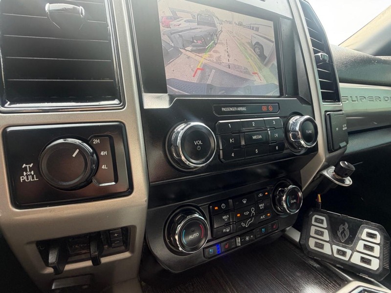 Ford Super Duty F-250 SRW Vehicle Full-screen Gallery Image 39