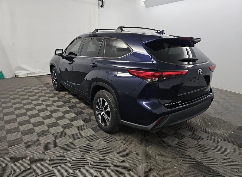 Toyota Highlander Vehicle Full-screen Gallery Image 02