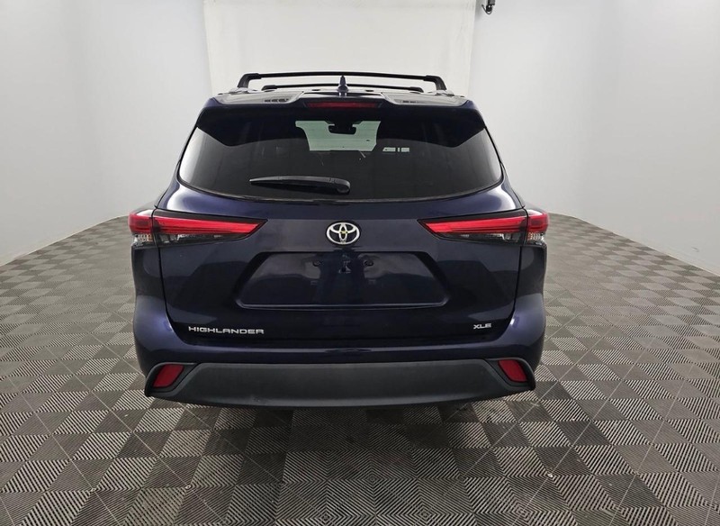 Toyota Highlander Vehicle Full-screen Gallery Image 03