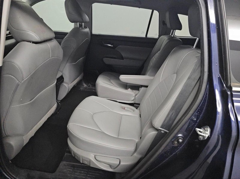 Toyota Highlander Vehicle Full-screen Gallery Image 05