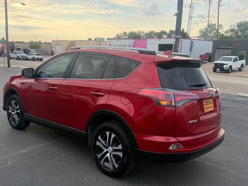 Toyota RAV4 Vehicle Full-screen Gallery Image 07
