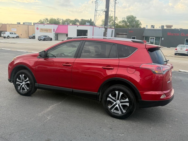 Toyota RAV4 Vehicle Full-screen Gallery Image 08