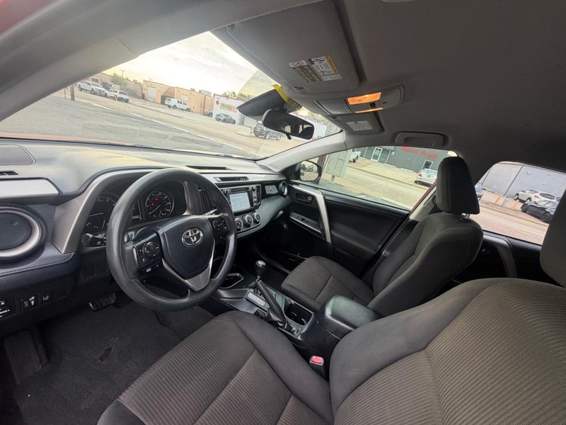 Toyota RAV4 Vehicle Full-screen Gallery Image 09