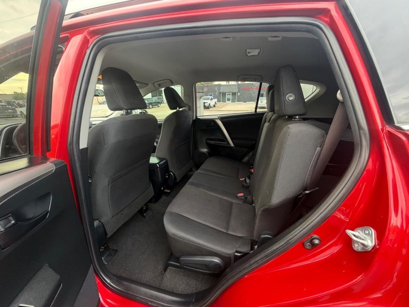 Toyota RAV4 Vehicle Full-screen Gallery Image 10