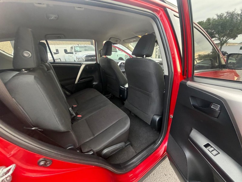 Toyota RAV4 Vehicle Full-screen Gallery Image 11