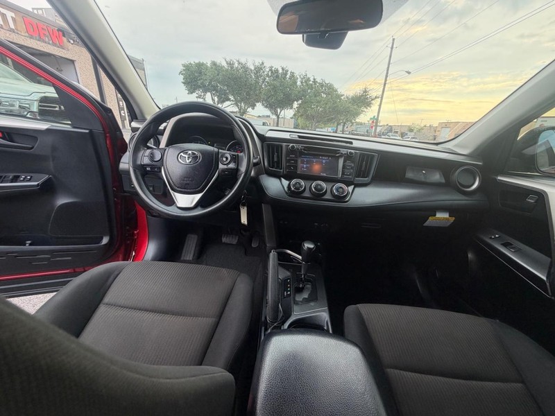 Toyota RAV4 Vehicle Full-screen Gallery Image 12