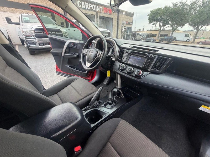 Toyota RAV4 Vehicle Full-screen Gallery Image 14