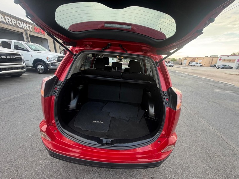 Toyota RAV4 Vehicle Full-screen Gallery Image 15