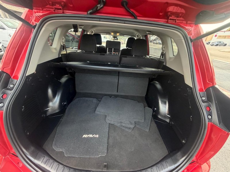 Toyota RAV4 Vehicle Full-screen Gallery Image 16