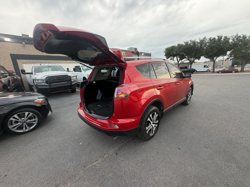 Toyota RAV4 Vehicle Full-screen Gallery Image 17