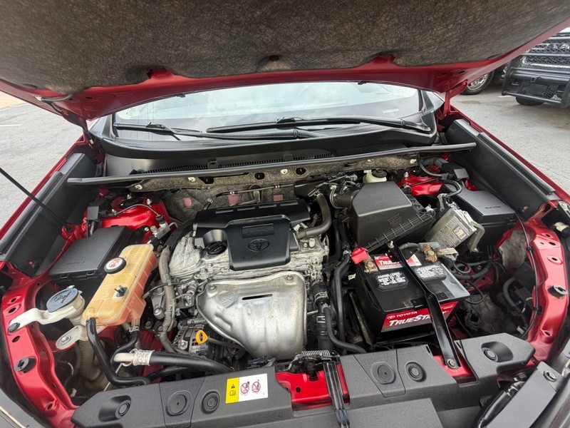 Toyota RAV4 Vehicle Full-screen Gallery Image 18