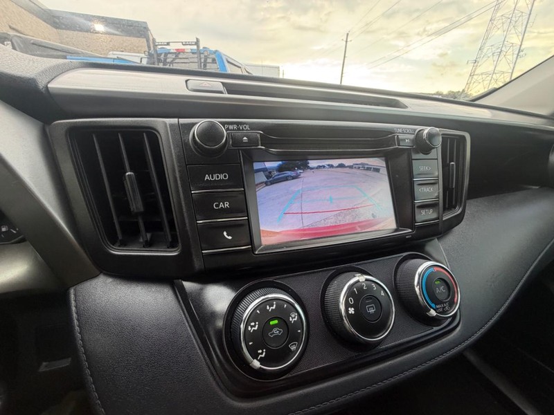 Toyota RAV4 Vehicle Full-screen Gallery Image 20