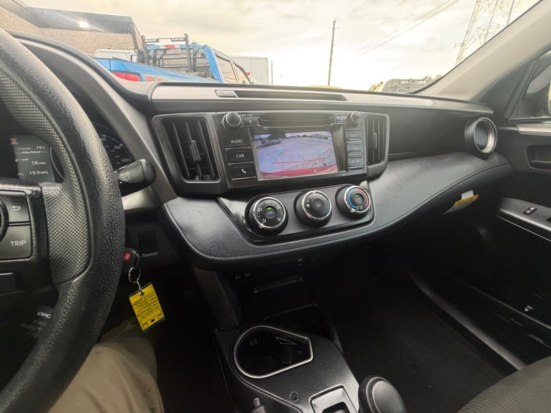 Toyota RAV4 Vehicle Full-screen Gallery Image 21