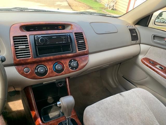 2004 Toyota Camry LE photo