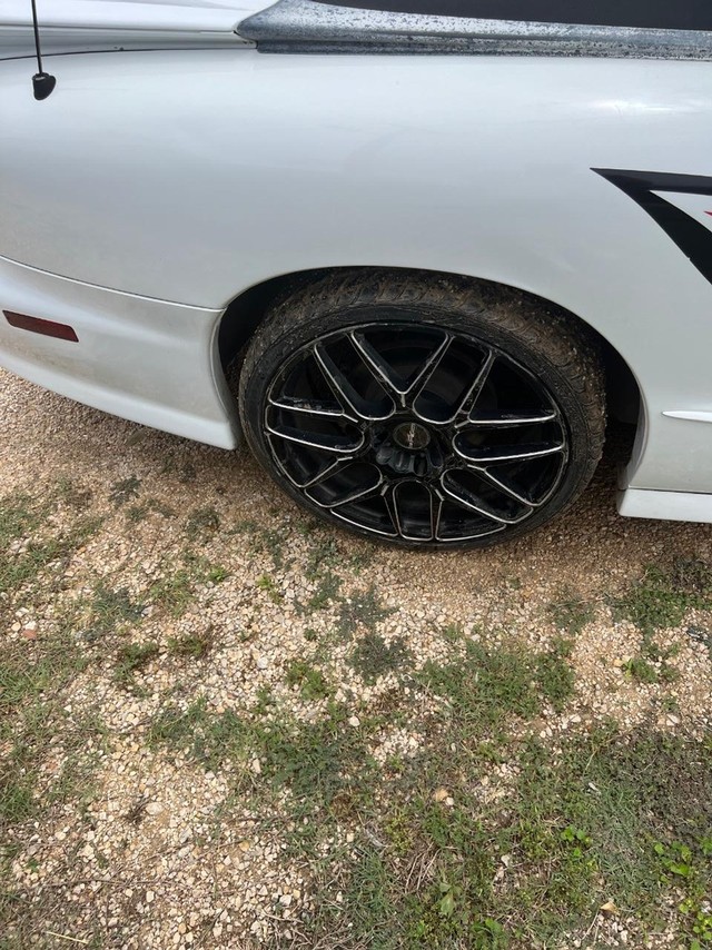 Pontiac Firebird Vehicle Full-screen Gallery Image 05