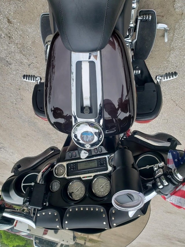 Harley-Davidson Bagger Vehicle Full-screen Gallery Image 07