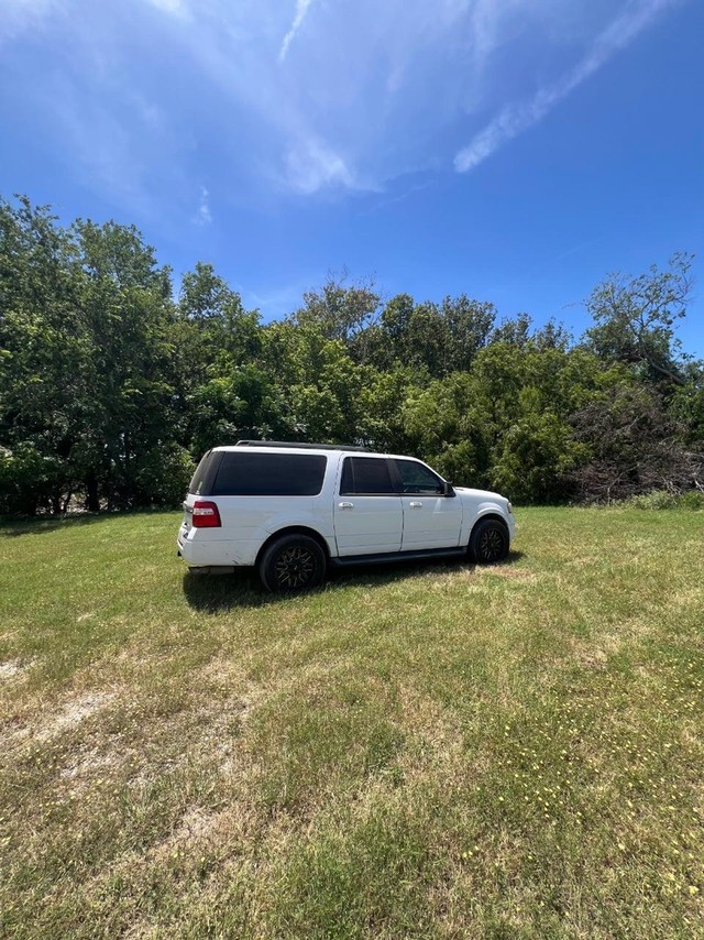 Ford Expedition EL Vehicle Full-screen Gallery Image 03