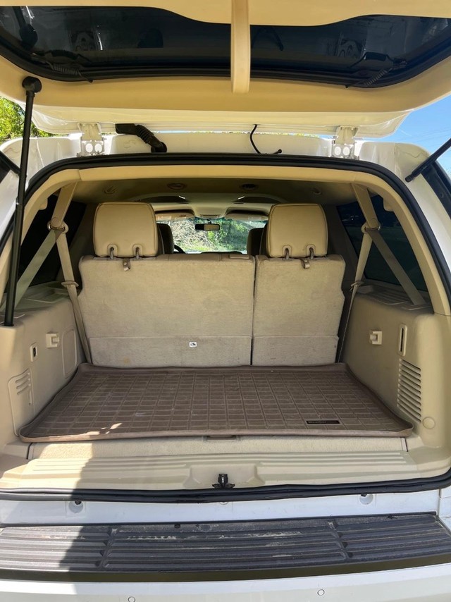 Ford Expedition EL Vehicle Full-screen Gallery Image 06