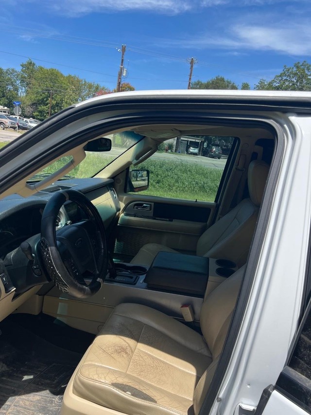 Ford Expedition EL Vehicle Full-screen Gallery Image 07